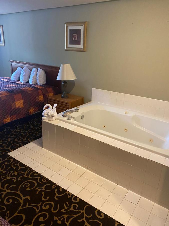 Malibu Inn Lake Delton Bagian luar foto