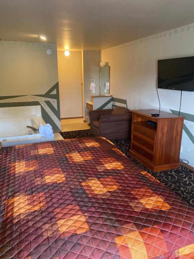 Malibu Inn Lake Delton Bagian luar foto