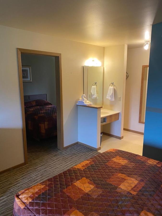 Malibu Inn Lake Delton Bagian luar foto