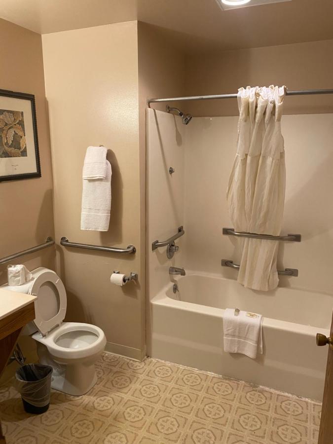 Malibu Inn Lake Delton Bagian luar foto