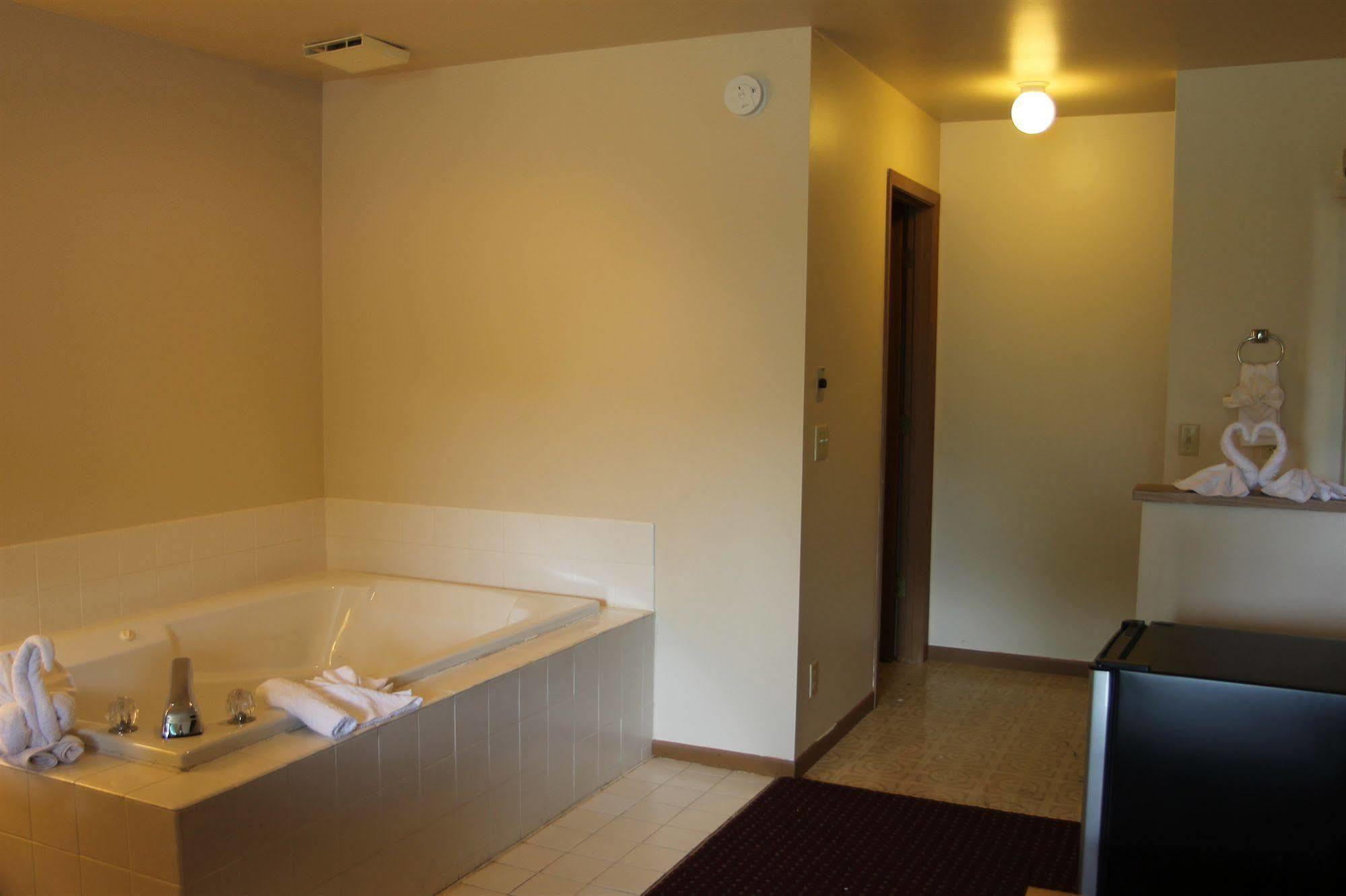 Malibu Inn Lake Delton Bagian luar foto