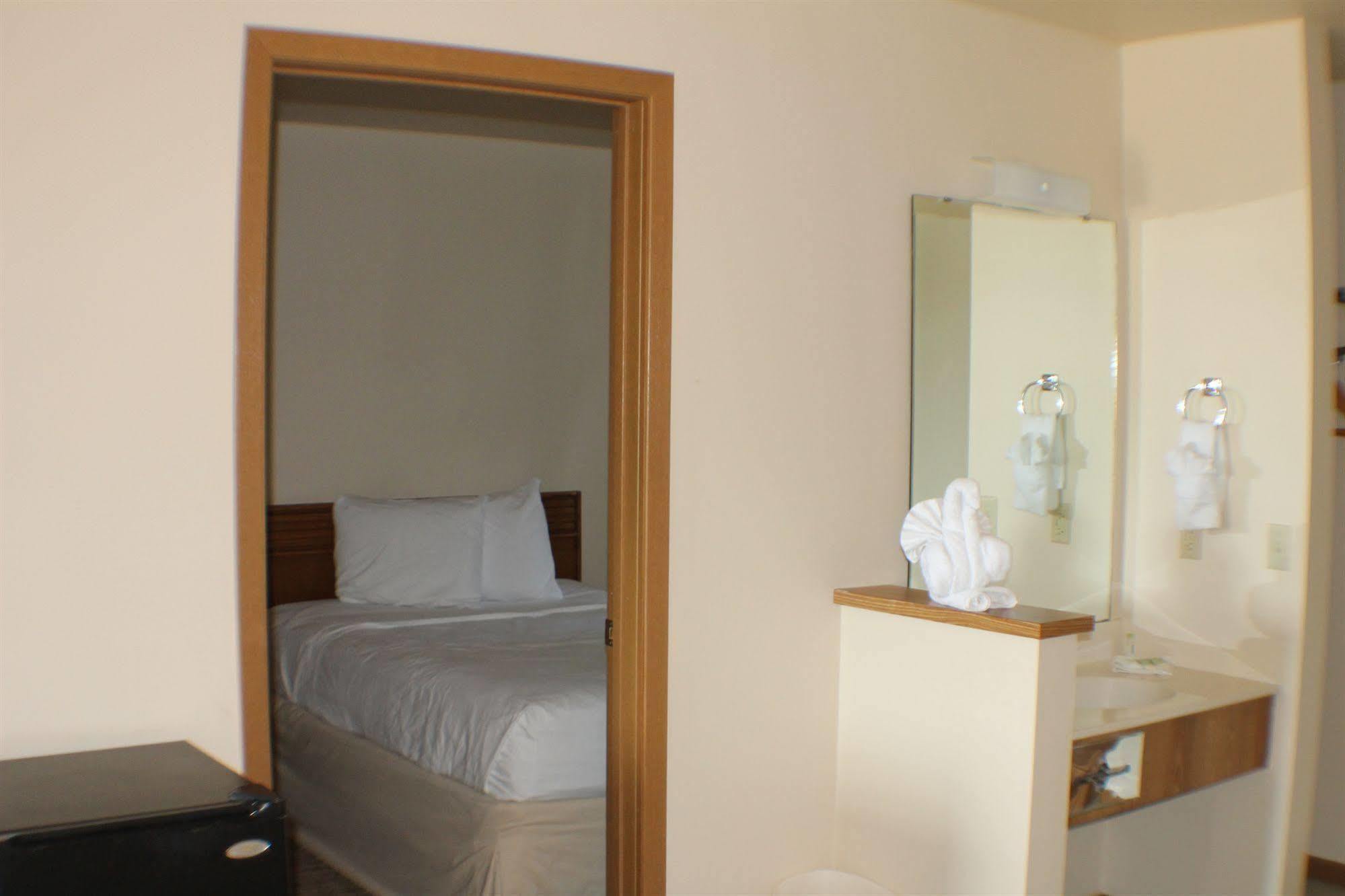 Malibu Inn Lake Delton Bagian luar foto