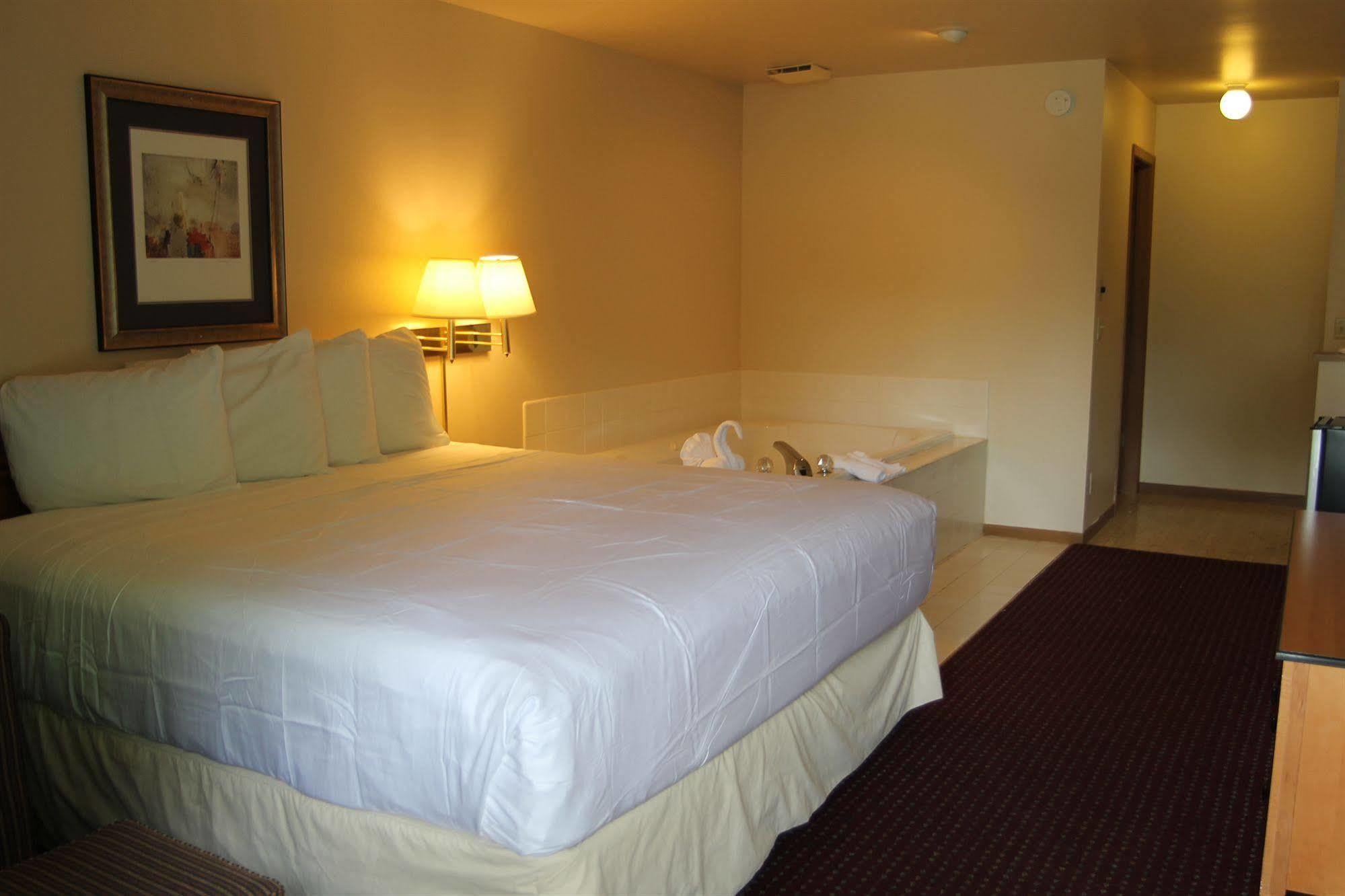 Malibu Inn Lake Delton Bagian luar foto